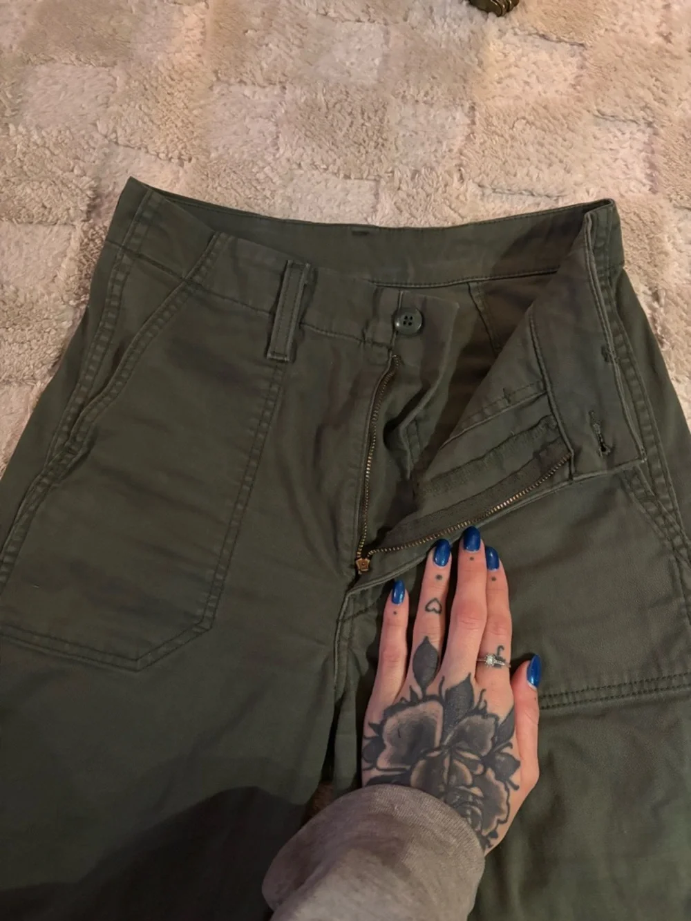 Levi's Olive Green Straight Leg Women's Pants - Picture 2 of 6